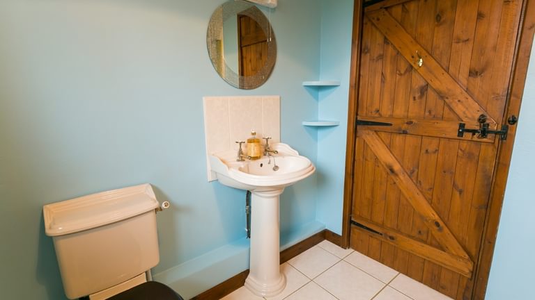 Boltholes and H Ideaways Erw Fach downstairs bathroom 1620