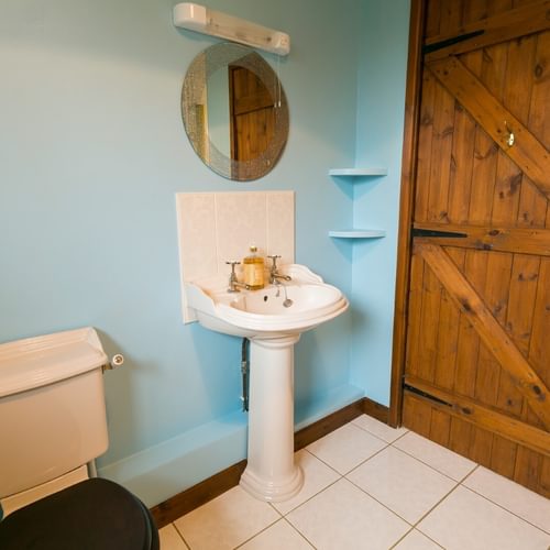 Boltholes and H Ideaways Erw Fach downstairs bathroom 1620