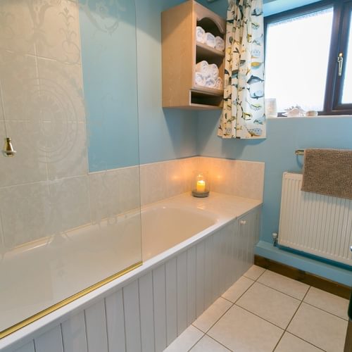 Boltholes and H Ideaways Erw Fach downstairs family bathroom 1620