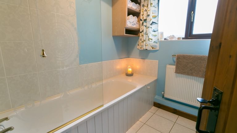 Boltholes and H Ideaways Erw Fach downstairs family bathroom 1620