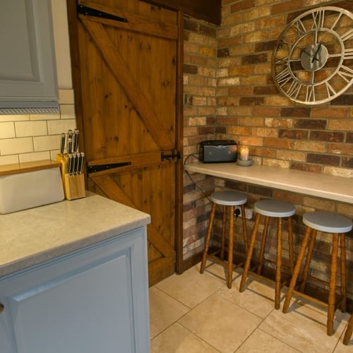Boltholes and H Ideaways Erw Fach kitchen breakfast bar 1620