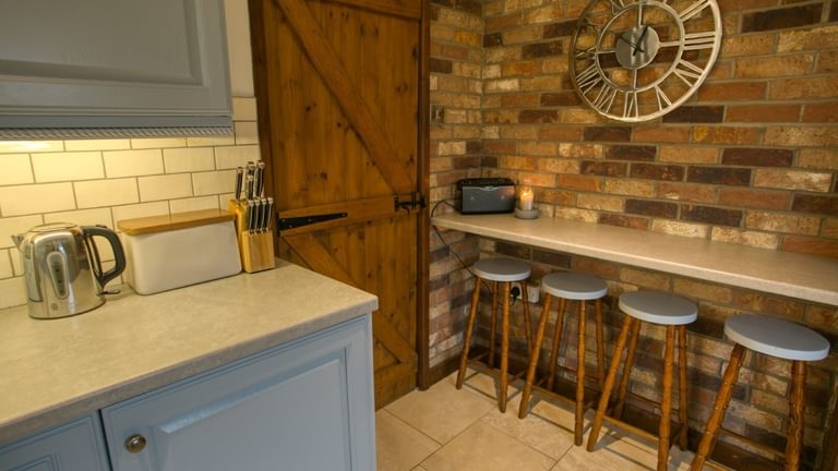 Boltholes and H Ideaways Erw Fach kitchen breakfast bar 1620