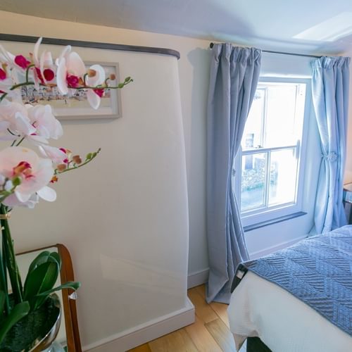 Boltholes and Hideaways 10 Bunkers Hill Beaumaris double bedroom across to window 1620