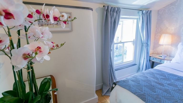 Boltholes and Hideaways 10 Bunkers Hill Beaumaris double bedroom across to window 1620