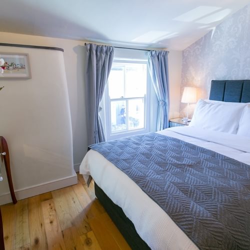 Boltholes and Hideaways 10 Bunkers Hill Beaumaris double bedroom from hall 1620