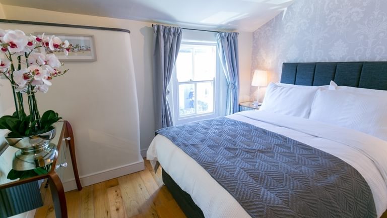Boltholes and Hideaways 10 Bunkers Hill Beaumaris double bedroom from hall 1620