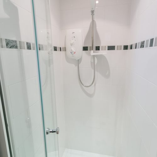 Boltholes and Hideaways 10 Bunkers Hill Beaumaris en suite shower room 1620