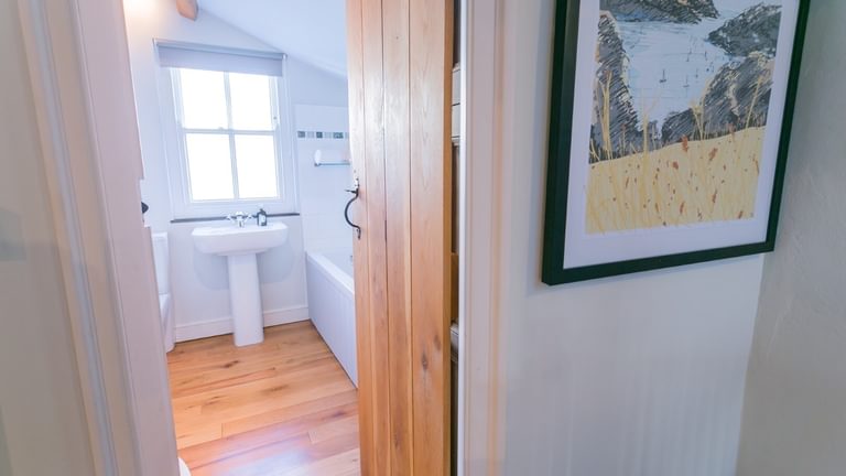 Boltholes and Hideaways 10 Bunkers Hill Beaumaris family bathroom from hall 1620