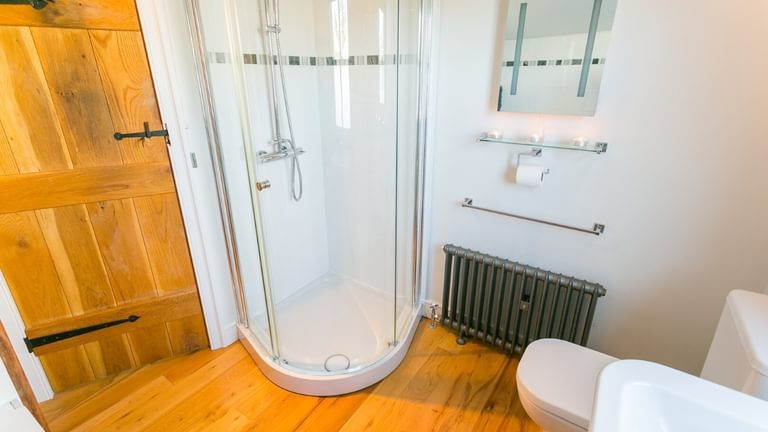 Boltholes and Hideaways 10 Bunkers Hill Beaumaris family bathroom shower to door 1620