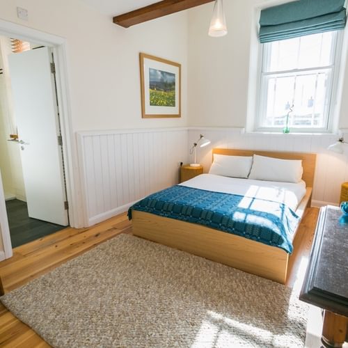 Boltholes and Hideaways Capel Seion Aberffraw Cribinau King II bedroom with ensuite shower room