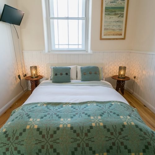 Boltholes and Hideaways Capel Seion Aberffraw Cribinau king bedroom I with ensuite shower room