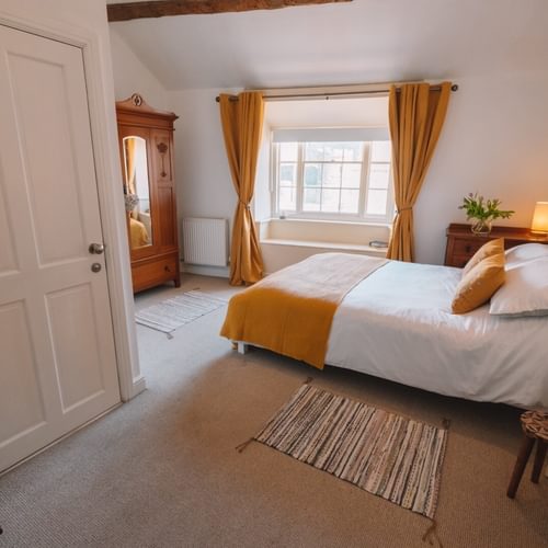 Boltholes and Hideaways Castle View Beaumaris master bedroom to window 1620
