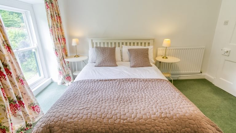 Boltholes and Hideaways Anglesey Plas Lligwy double bed and window