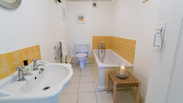 Boltholes and Hideaways Anglesey Plas Lligwy family bathroom