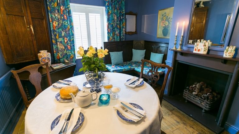 Boltholes and Hideaways Apple Tree Cottage Beaumaris dog friendly sleeps 6 formal dining 1620