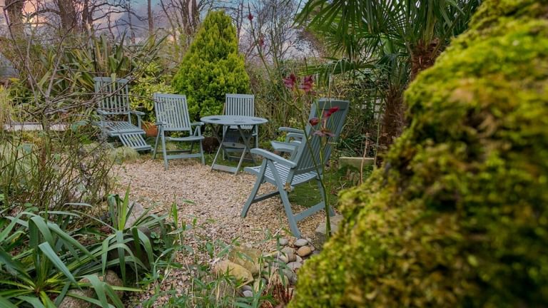 Boltholes and Hideaways Apple Tree Cottage Beaumaris dog friendly sleeps 6 outdoor seating areas 1620