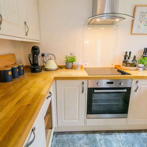 Boltholes and Hideaways Bryn Rhosyn Red Wharf Bay Anglesey kitchen oven