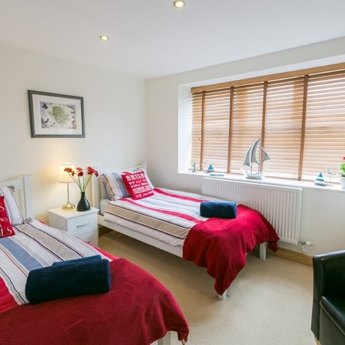 Boltholes and Hideaways Bwthyn Bach Church Bay twin bedroom