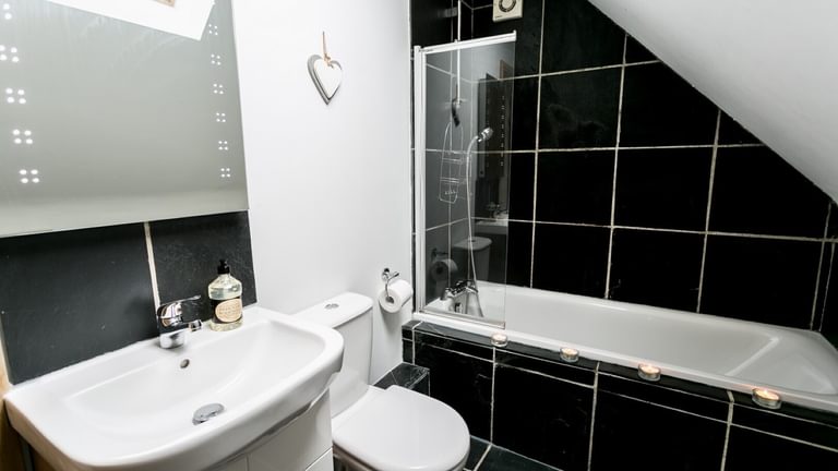 Boltholes and Hideaways Bwthyn Bach Church Bay ensuite bathroom with shower over