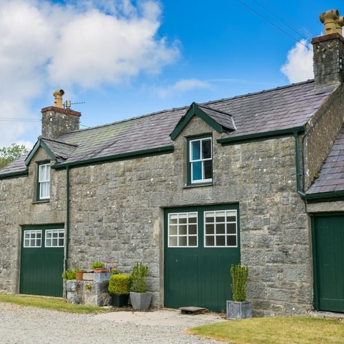Boltholes and Hideaways Fancy House Lligwy Anglesey green doors