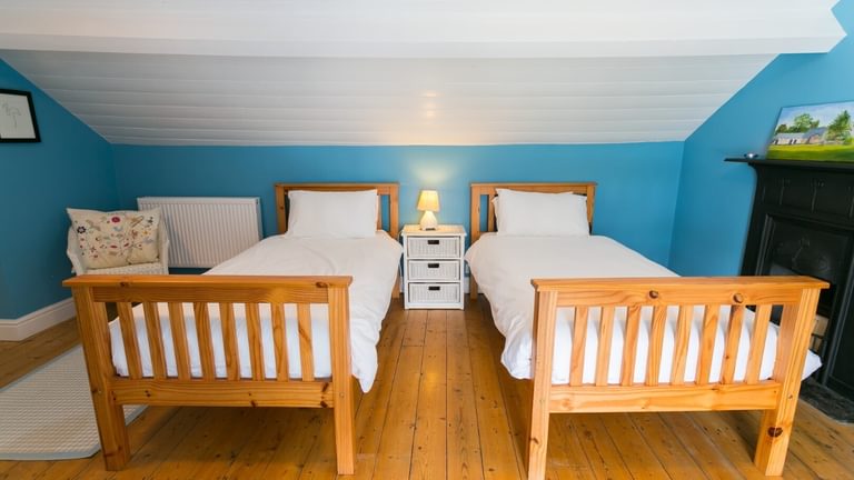 Boltholes and Hideaways Fancy House Lligwy Anglesey two single beds