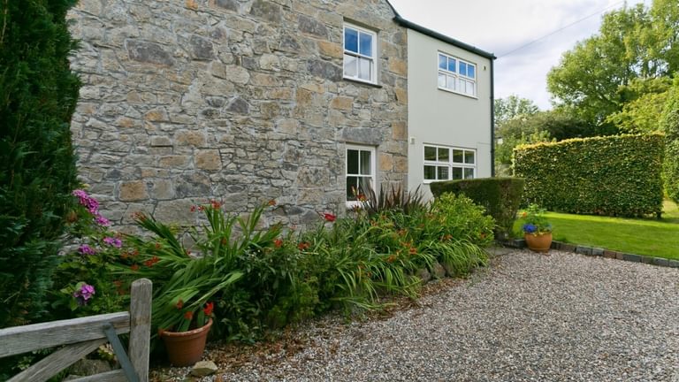 Boltholes and Hideaways Honey Hill Cottage Llangoed parking to garden