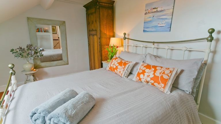 Boltholes and Hideaways Hafod Trearddur Bay Holiday Let Anglesey upstairs new king 1620