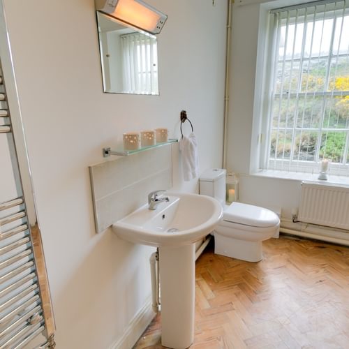 Boltholes and Hideaways Hafod Trearddur Bay Holiday Let Anglesey downstairs shower room 1620