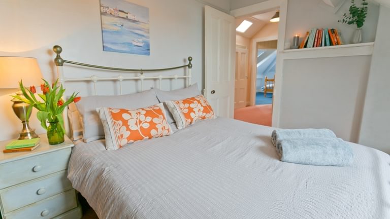 Boltholes and Hideaways Hafod Trearddur Bay Holiday Let Anglesey king sizze to hall 1620