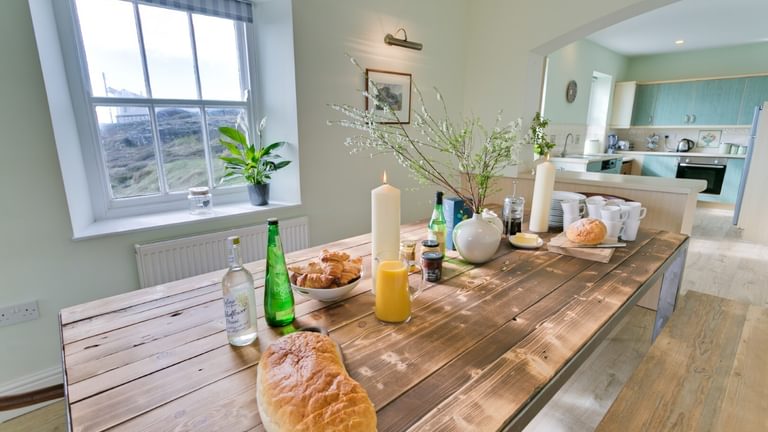 Boltholes and Hideaways Hafod Trearddur Bay Holiday Let Anglesey sociable eating 1620