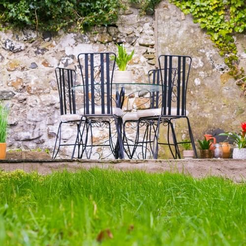 Boltholes and Hideaways Heulfre Beaumaris sleeps 4 garden seating 1620