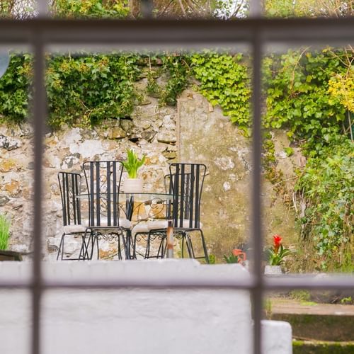 Boltholes and Hideaways Heulfre Beaumaris sleeps 4 single room garden views 1620