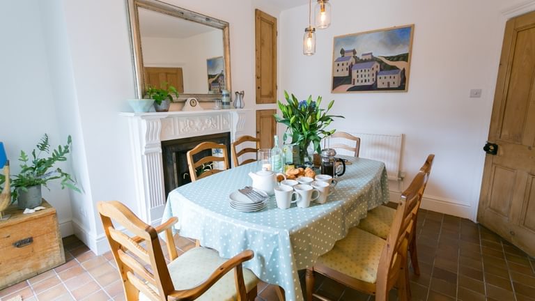 Boltholes and Hideaways Hyfrydle Beaumaris Dining Area from kitchen 1620