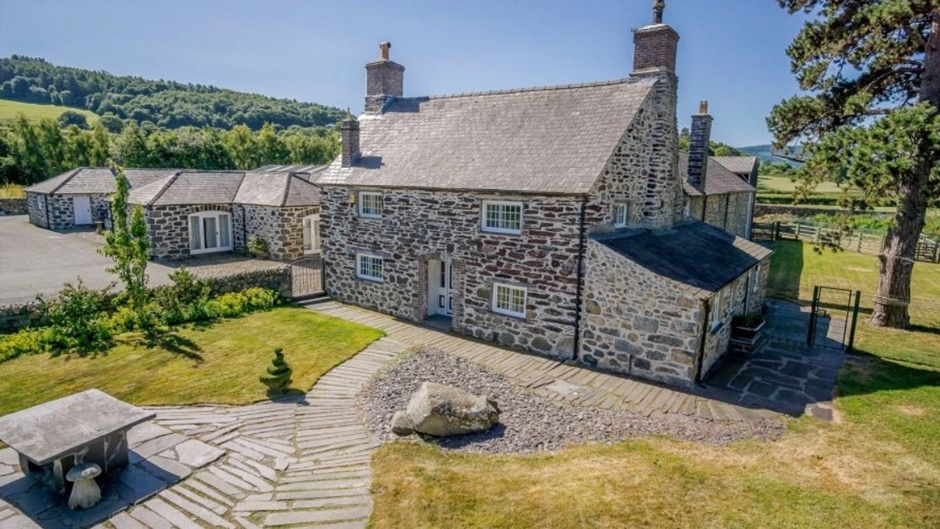 Boltholes and Hideaways Large house Tal Y Bont Uchaf Farm sleeps 25