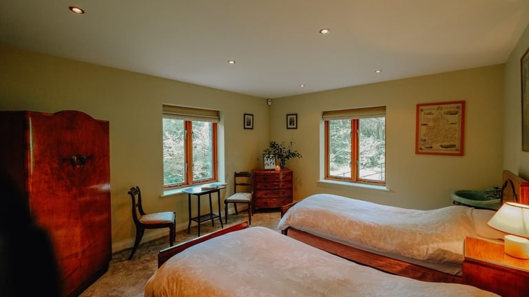 Boltholes and Hideaways Llynnon Lodge Twin bedroom 1620