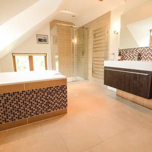 Boltholes and Hideaways Llynnon Lodge family bathroom bath and shower 1620