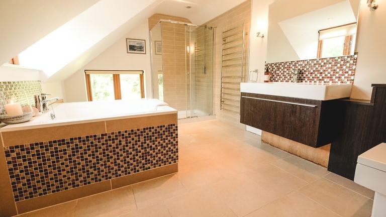Boltholes and Hideaways Llynnon Lodge family bathroom bath and shower 1620