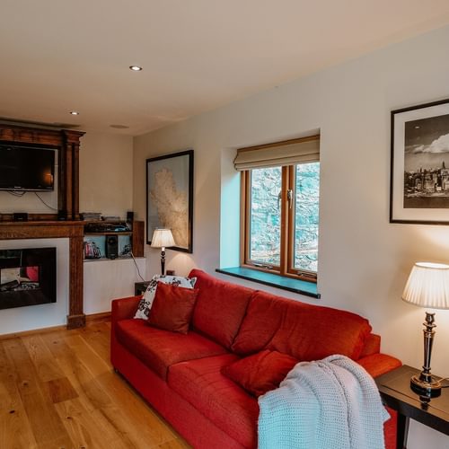 Boltholes and Hideaways Llynnon Lodge sitting room tv