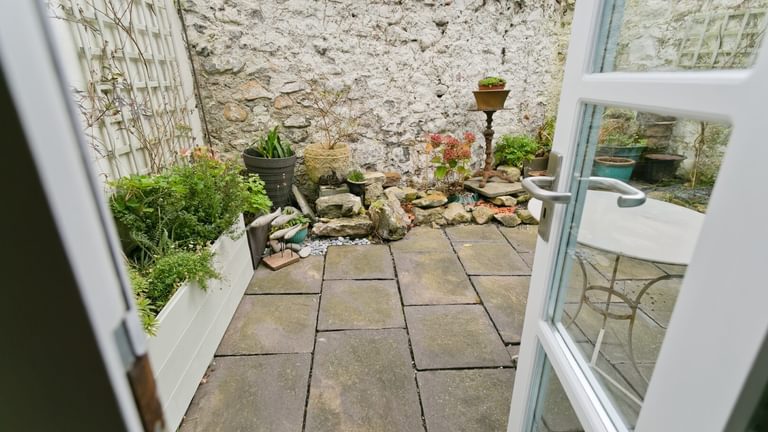 Boltholes and Hideaways Melvin Cottage Beaumaris courtyard 1620