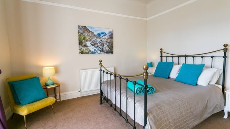 Boltholes and Hideaways Menai Gardens Penmon Trwyn y Penrhyn Anglesey to king bed 1620
