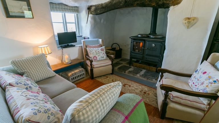 Boltholes and Hideaways Pentir Penmon sitting room cosy fire