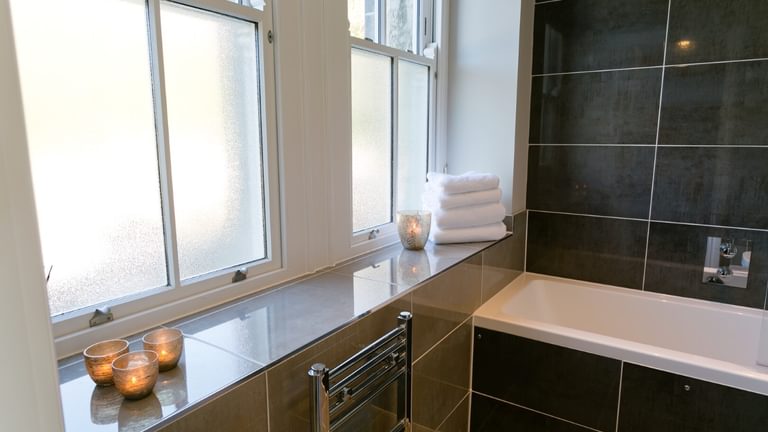 Boltholes and Hideaways Plas Y Coed bathroom with bath shower over