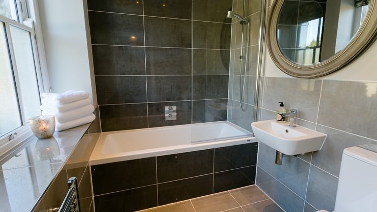 Boltholes and Hideaways Plas Y Coed bathroom