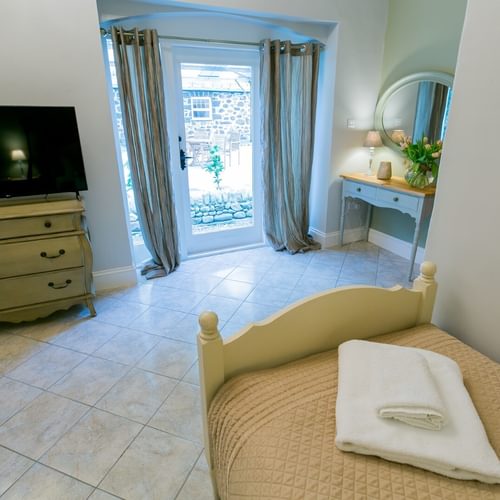 Boltholes and Hideaways Tal Y Bont Uchaf Stables Hobby Suite twin room to door 1620