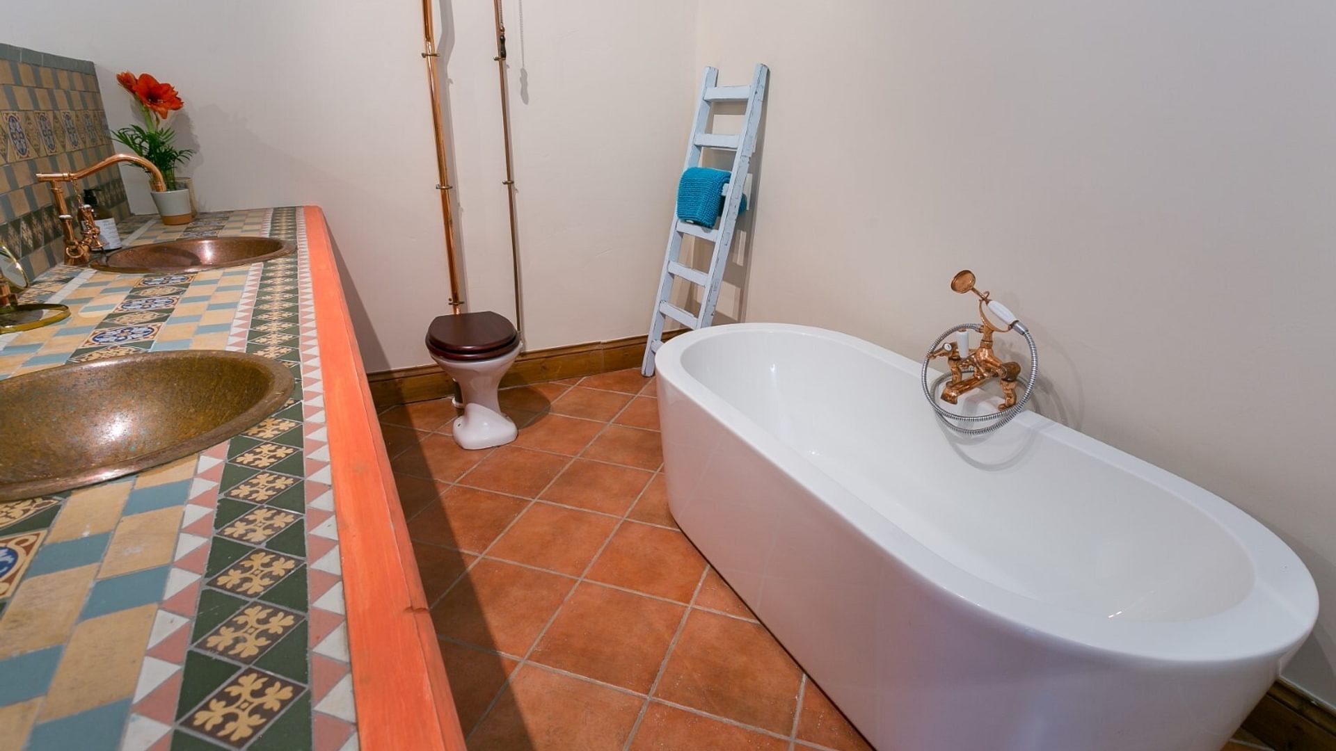 Boltholes and Hideaways Tal Y Bont Uchaf Stables Saker Suite bath 1546