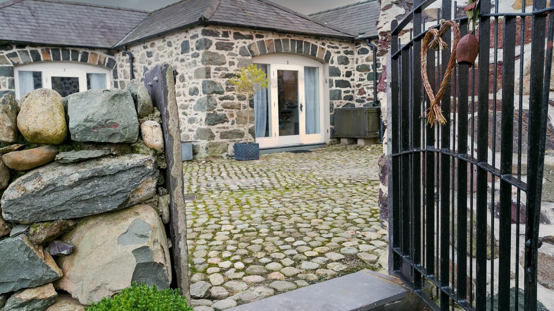 Boltholes and Hideaways Tal Y Bont Uchaf The Cottage sleeps 2 from gate Large