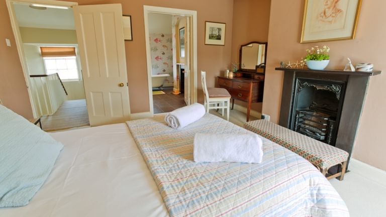 Boltholes and Hideaways Temperance House master to ensuite Beaumaris
