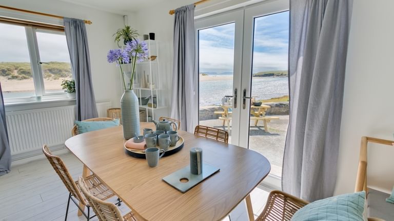 Boltholes and Hideaways Ty Glan Y Mor Aberffraw dining area