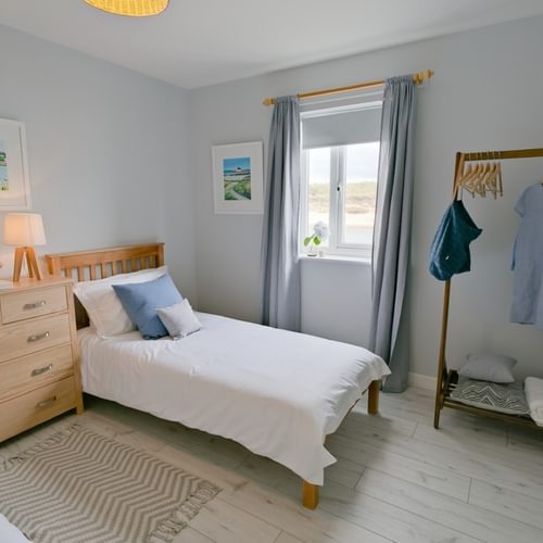 Boltholes and Hideaways Ty Glan Y Mor Aberffraw stwin bedroom