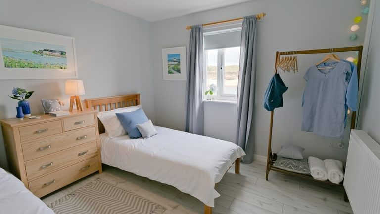 Boltholes and Hideaways Ty Glan Y Mor Aberffraw stwin bedroom